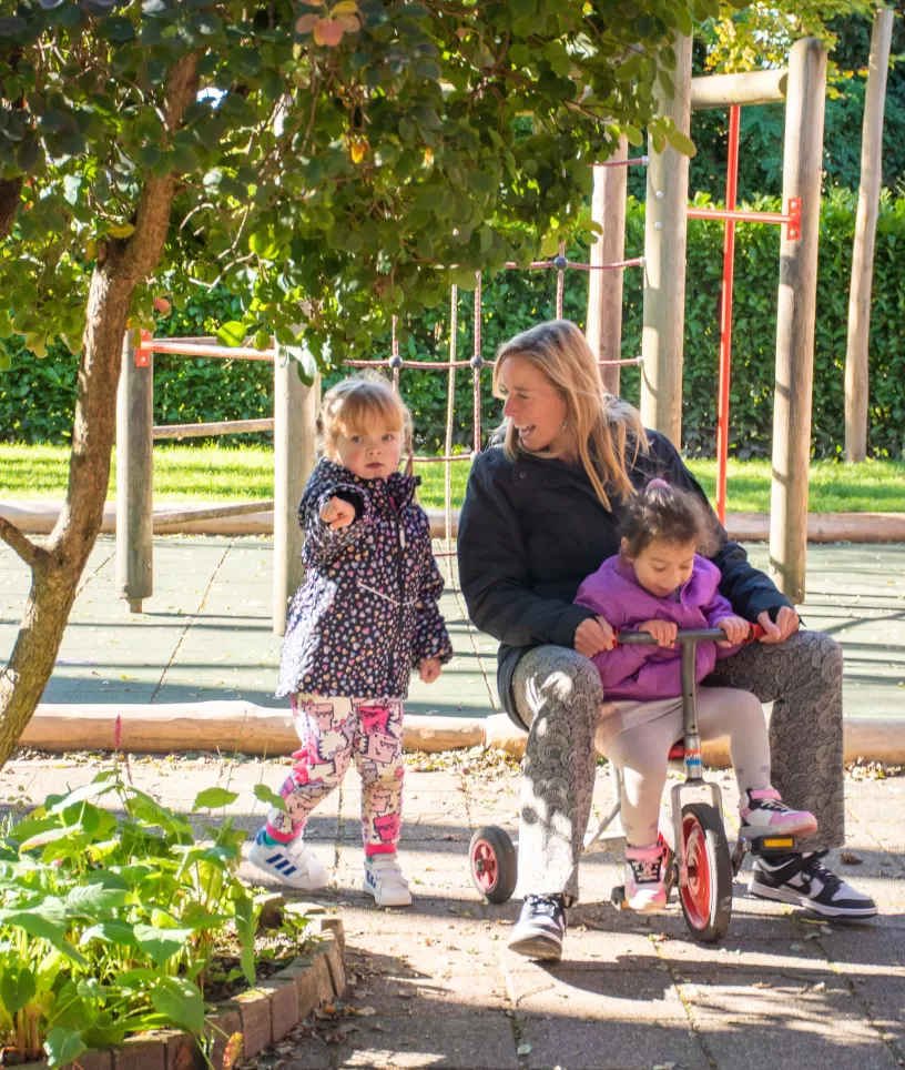PM met kind op een fiets