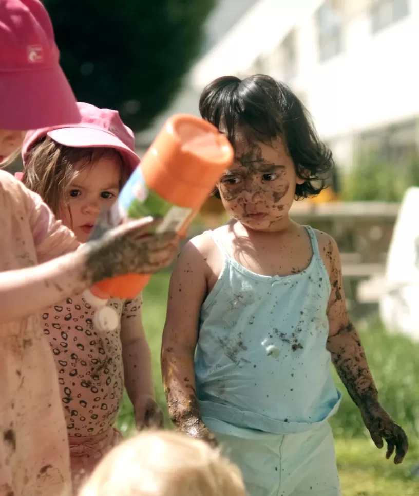 Kleine kindjes onder de modder