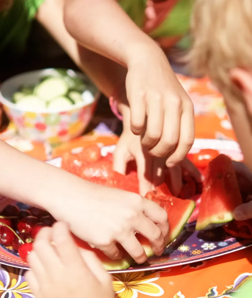 Kinderen watermeloen eten