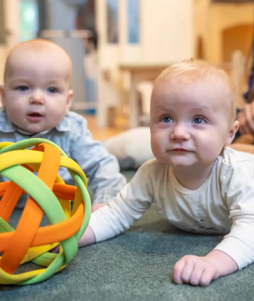 2 baby's met bal