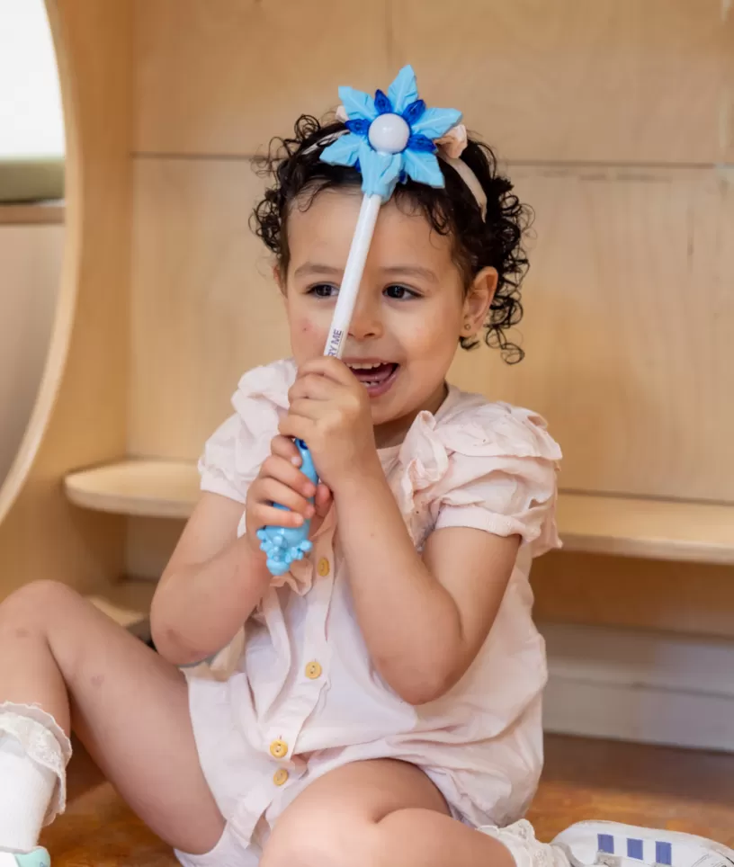 Meisje met toverstaf peuterspeelzaal