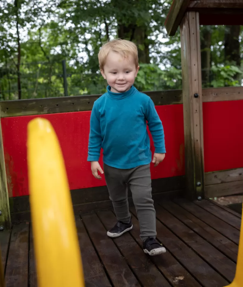 Dribbel jongen in speelhuisje