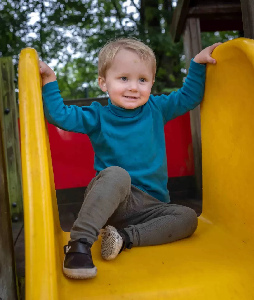 jongen glijbaan