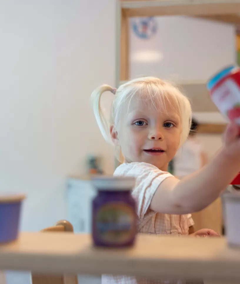 Meisje op peuterspeelzaal