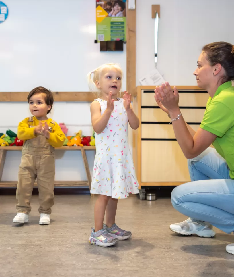 Bink pedagogisch medewerkster met kindjes spelen