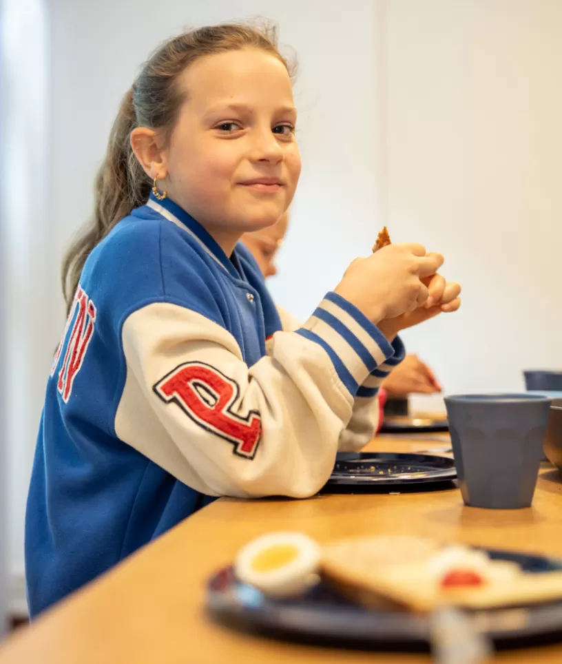 Hasselbraam meisje lunchen