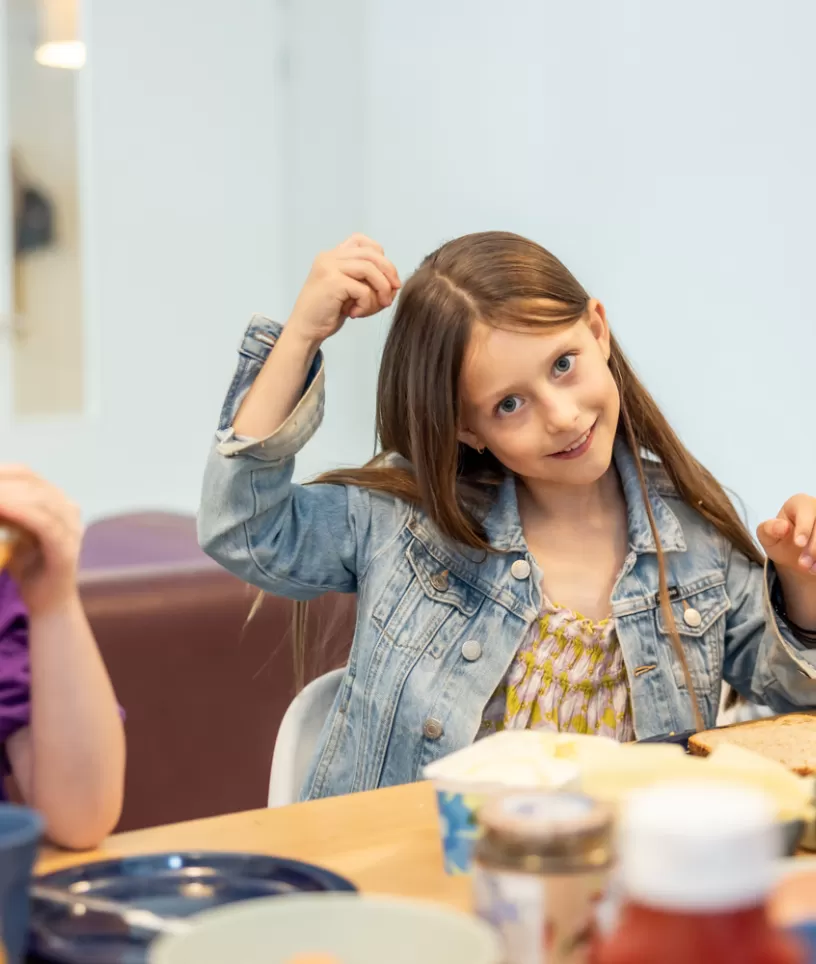 Kinderen aan tafel aan het eten