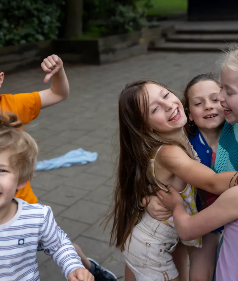 Buitenschoolse opvang kindjes spelen 