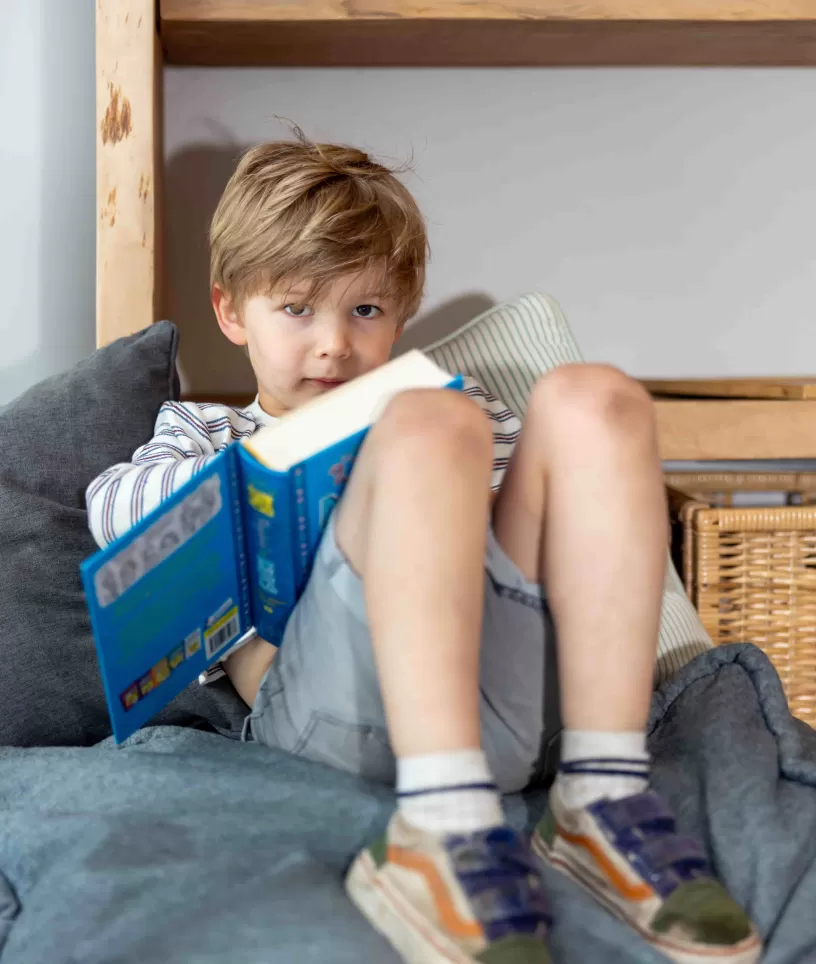 boek lezen jongen