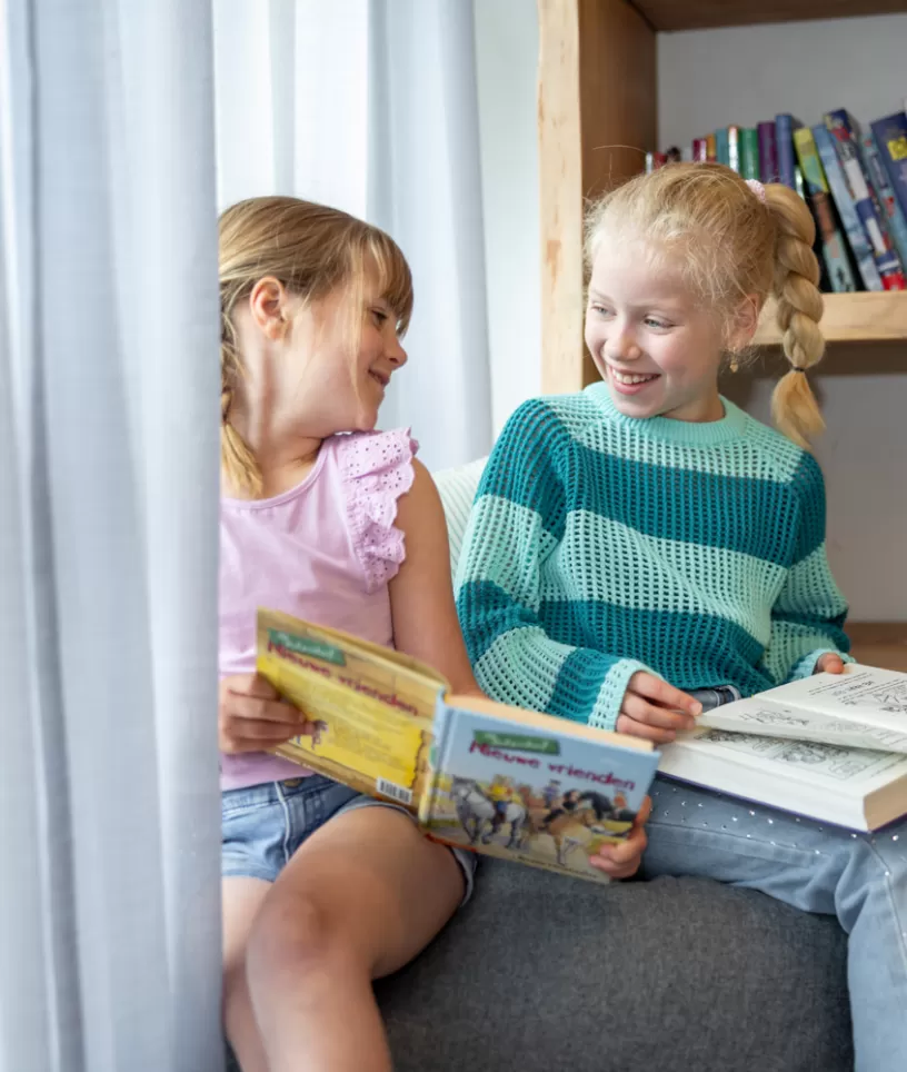 Meisjes aan het lezen
