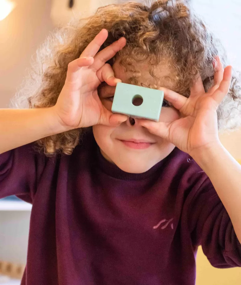 Jongen met speelgoed camera