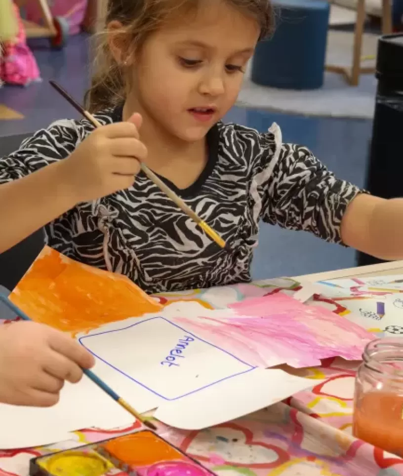 meisje dat schildert