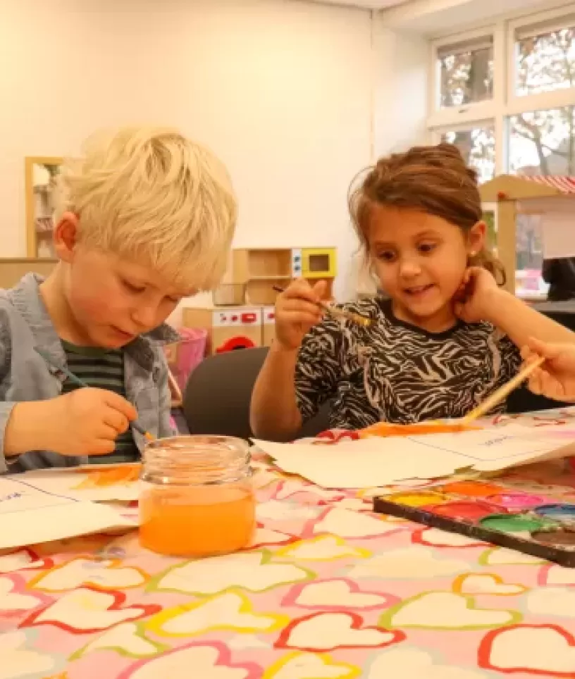 Twee kinderen die schilderen