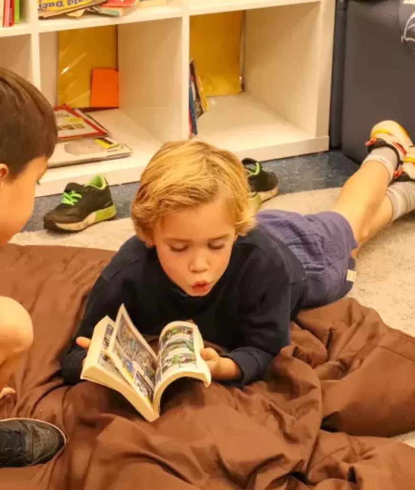 jongen die boek leest