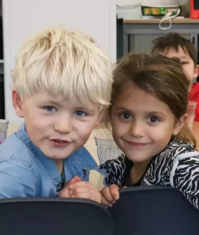 Jongen en meisje op de bso