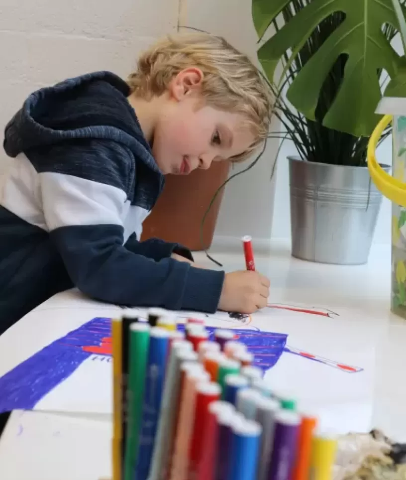 jongen die tekent