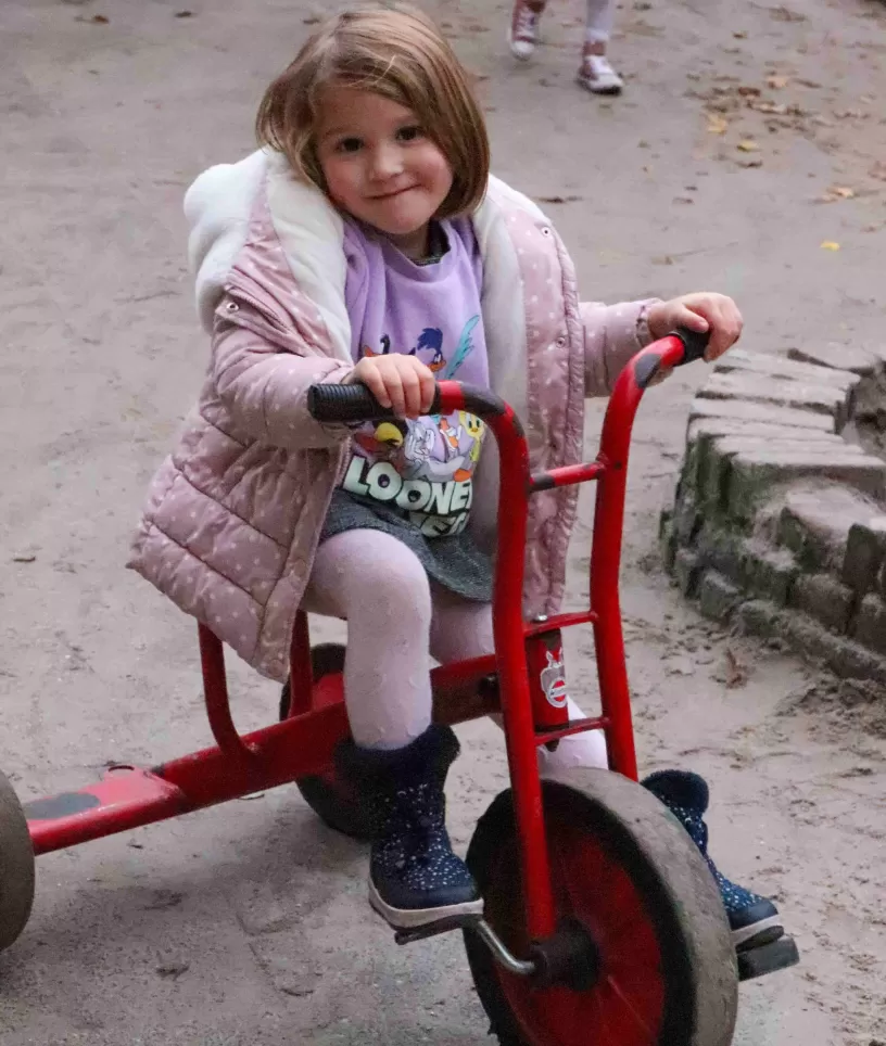 meisje op fiets