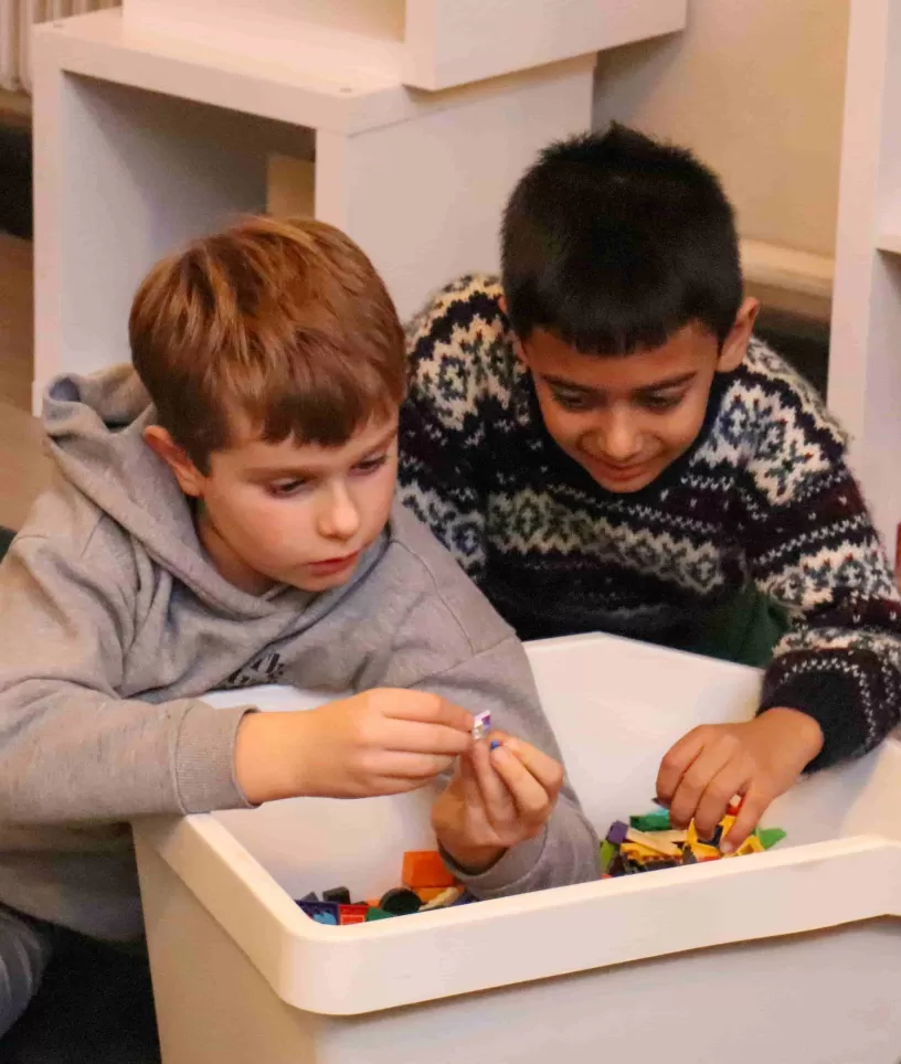 jongens met lego