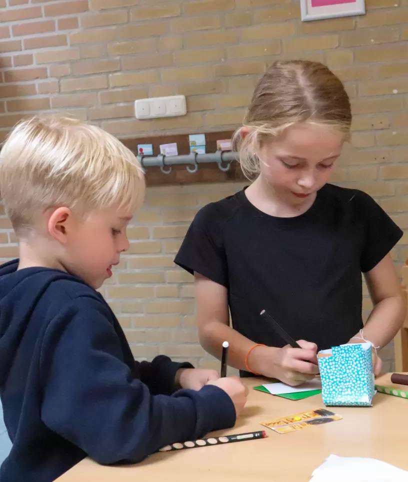 kinderen die knutselen