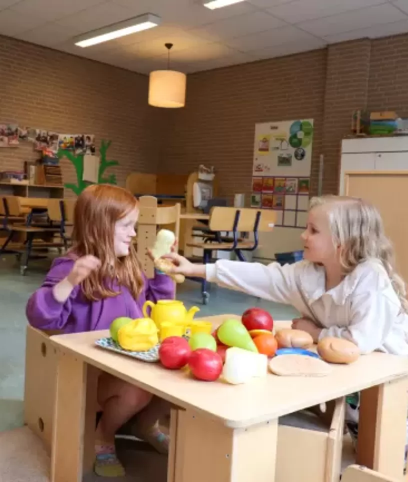 twee spelende meisjes