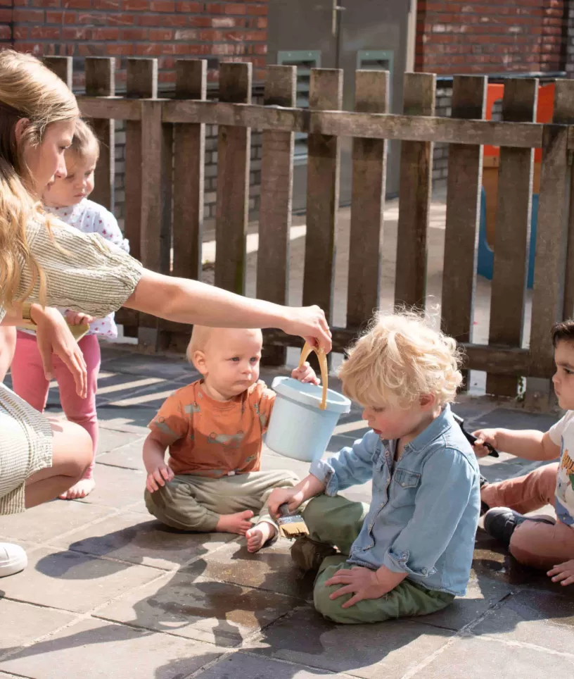 Egelantier buiten spelen