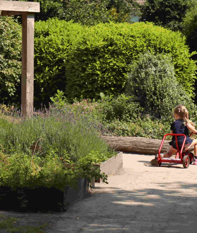 Speeldoos meisje fietst buiten