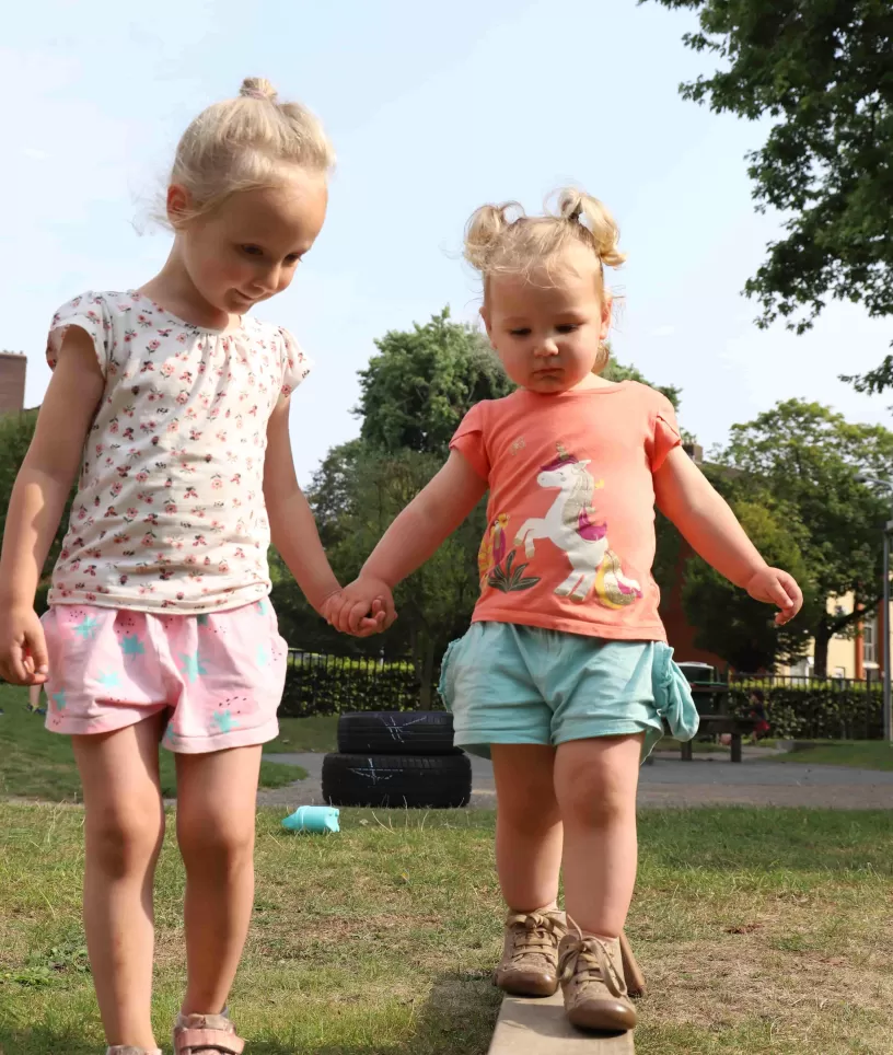 twee meisjes hand in hand