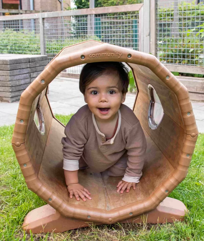 Jongen in kruiptunnel