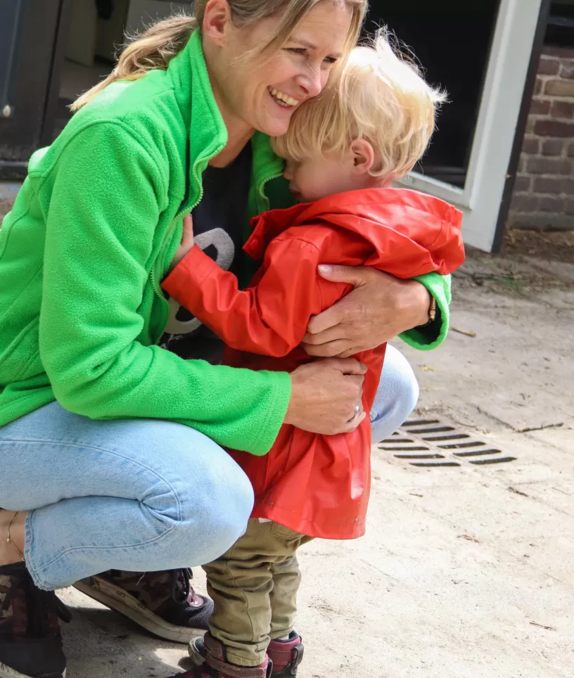 Pedagogisch medewerkster troost kind