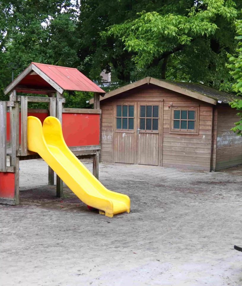 Kinderdagverblijf Kasteel speelhuisje met glijbaan