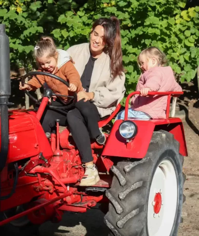 Op de tractor
