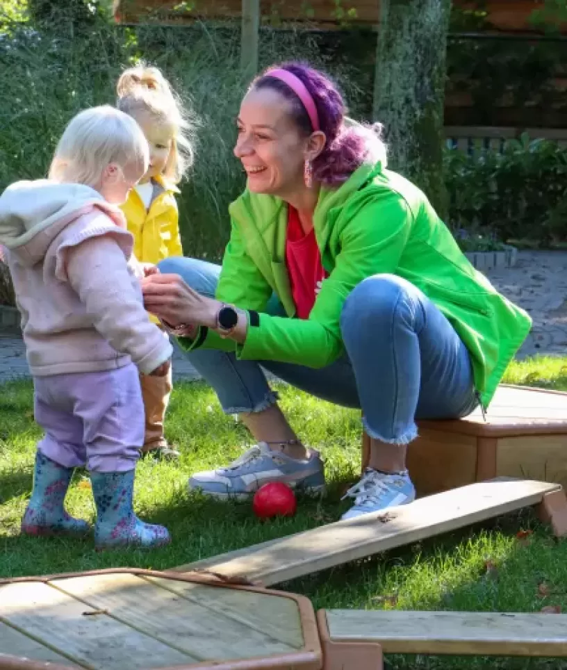 pm met spelende kinderen