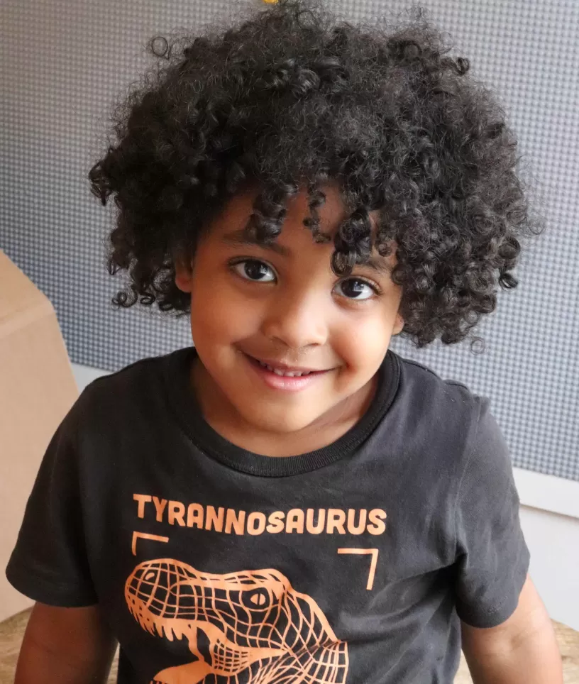 Mirakel jongen met krullen