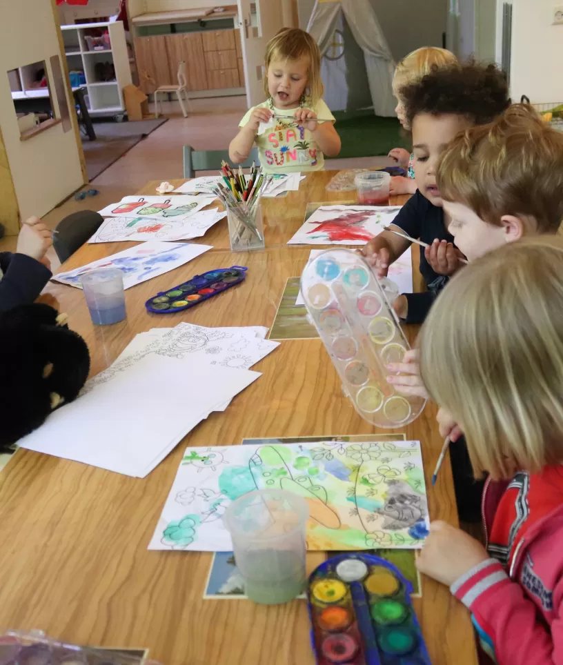 Kinderen aan het schilderen