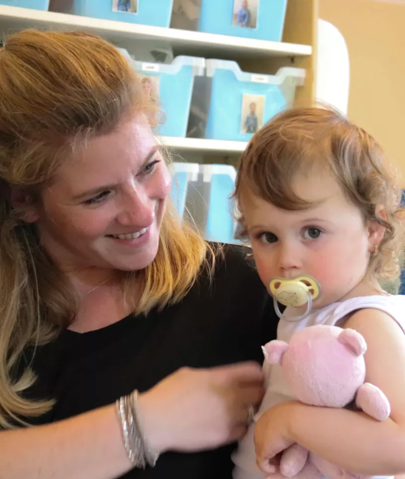 Pedagogisch medewerkster met meisje