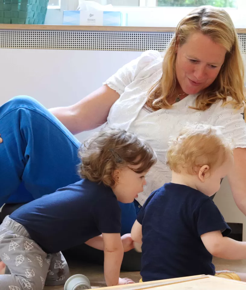 Notenbalk pedagogisch medewerkster met kindjes spelen