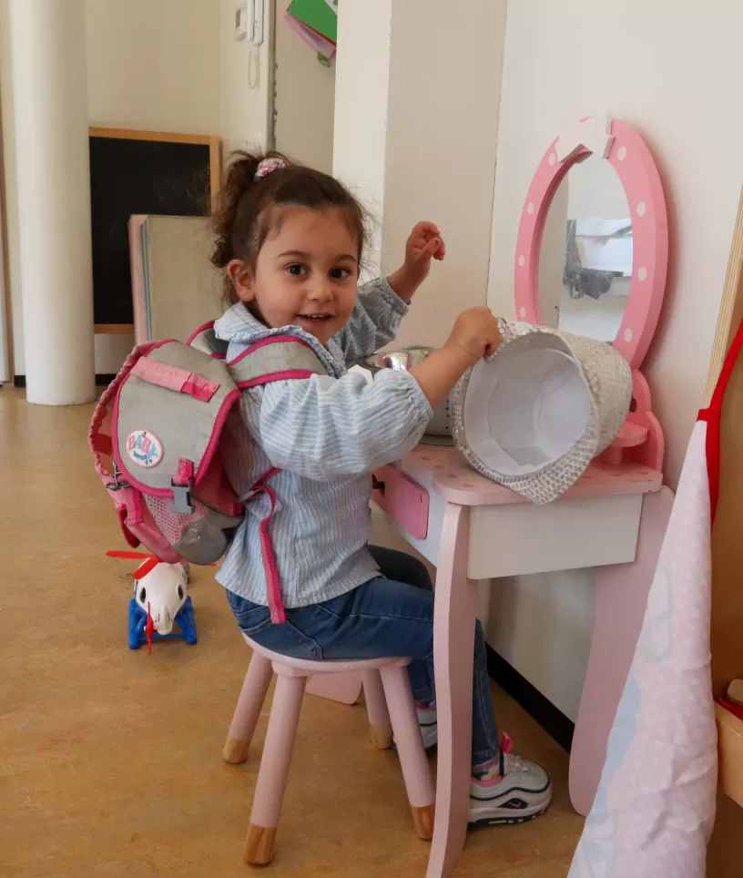 Peuterspeelzaal Hassselbraam meisje achter make-up tafel