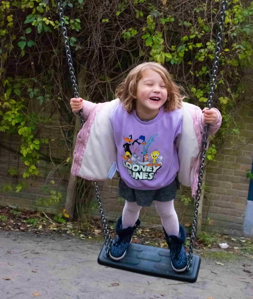 Meisje op de schommel