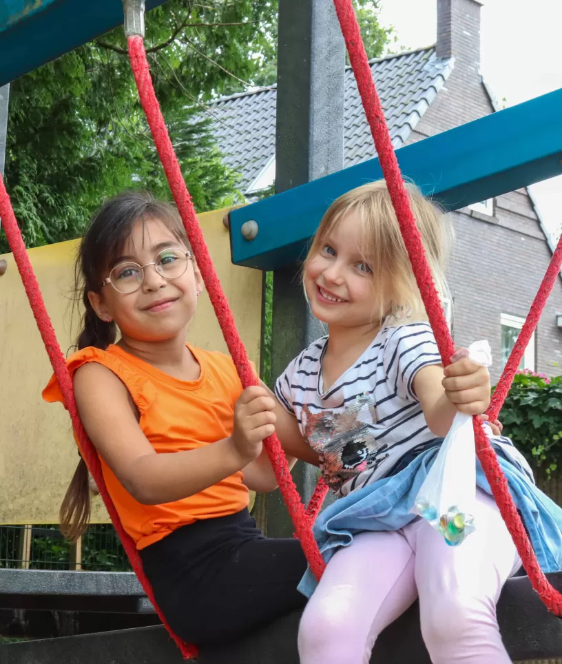 twee meisjes op schommel