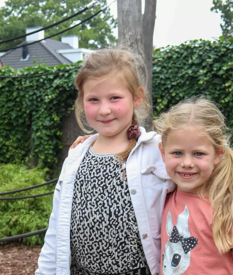 Twee meiden in de tuin