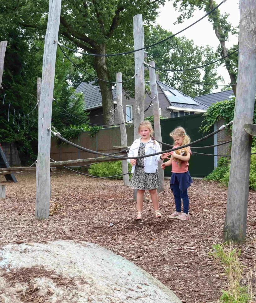 Meisjes spelen in de tuin