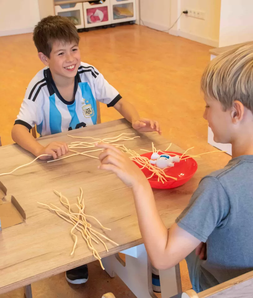 Jongens spelen spelletje bso