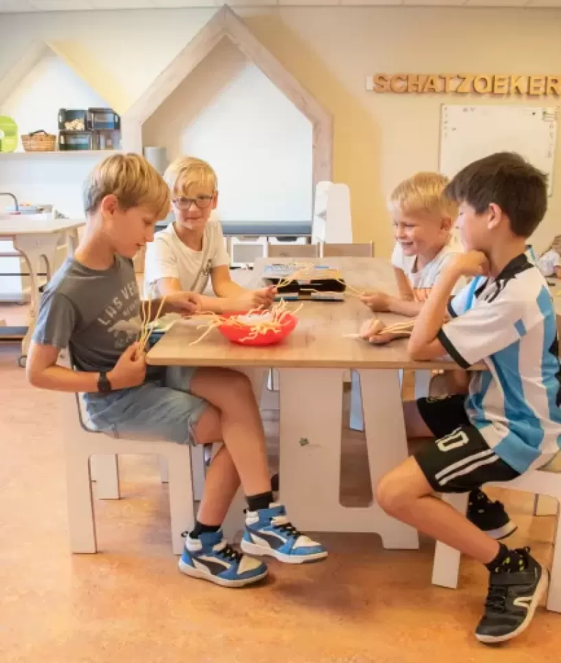 Jongens spelen spelletje bso