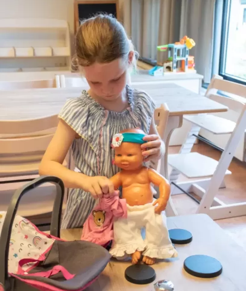 Meisje speelt met pop
