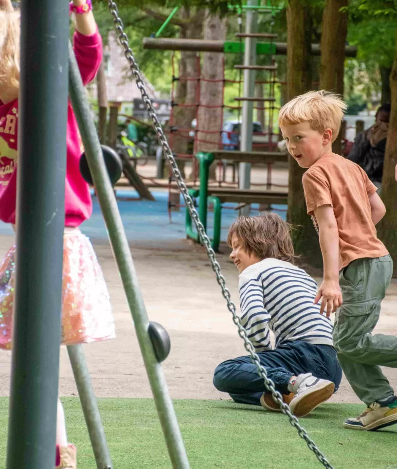 Buitenschoolse opvang Duinvilla jongens buiten spelen