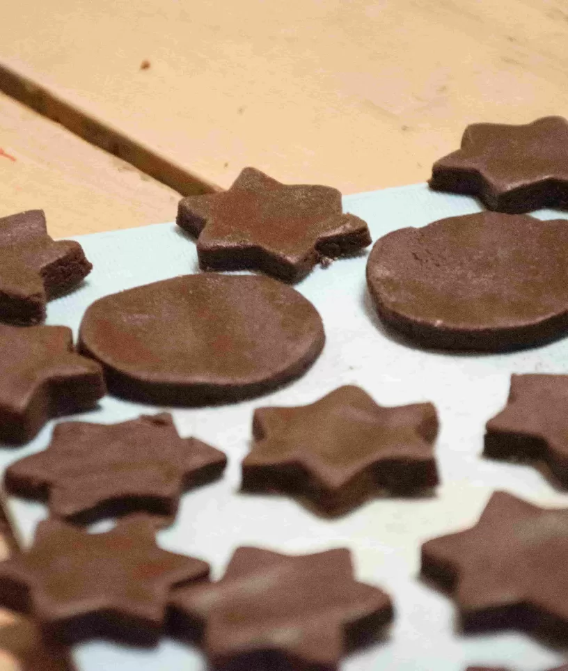 Buitenschoolse opvang Heidepark koekjes bakken