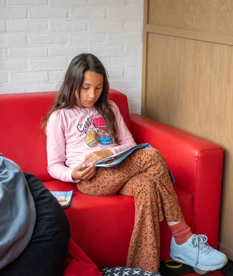 Meisje lezen op buitenschoolse opvang Sportvilla