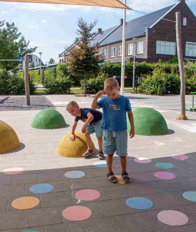 Buitenschoolse opvang Villa Vrolik twee jongens buiten spelen