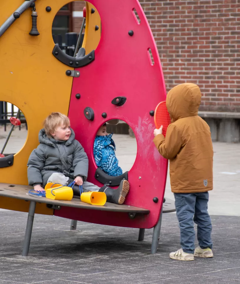 Jongens op speelplein buitenschoolse opvang violen