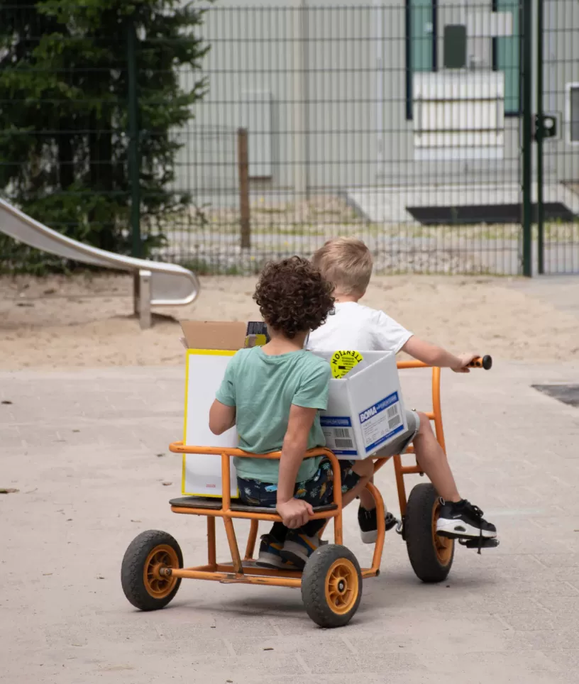 Vliegwereld - twee jongens op fiets